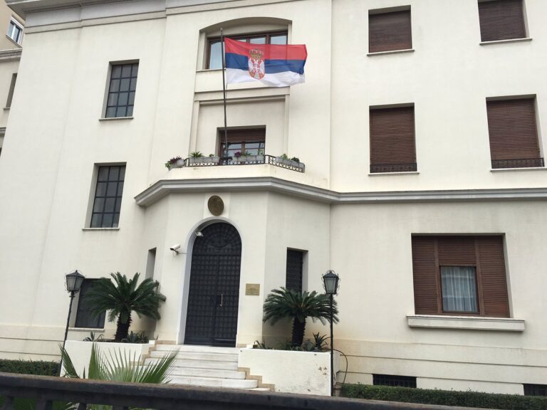 Συναγερμός στην Αθήνα: Άνδρας με μαχαίρι εισέβαλε στην Σερβική πρεσβεία