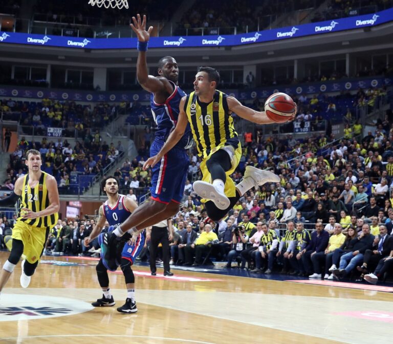 Ο Σλούκας αποθέωσε τον… βαφτισιμιό του!