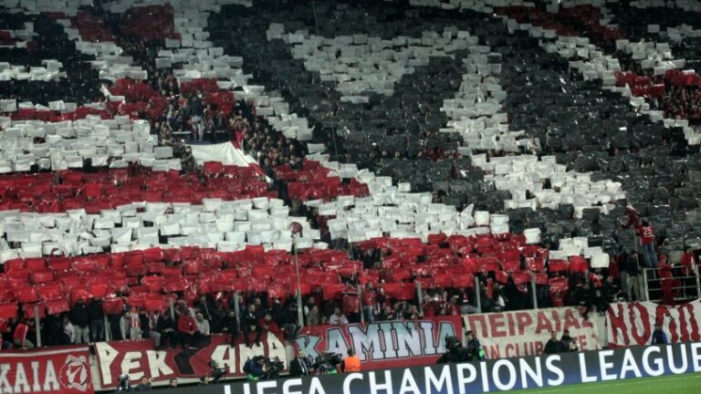 Η γιούχα των οπαδών προς τους παίκτες του Ολυμπιακού 