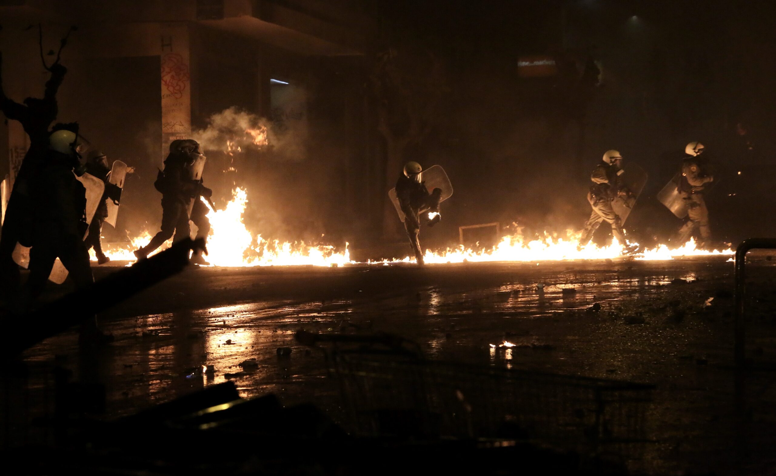 Εξάρχεια: Φωτιά σε διαμέρισμα από μολότοφ