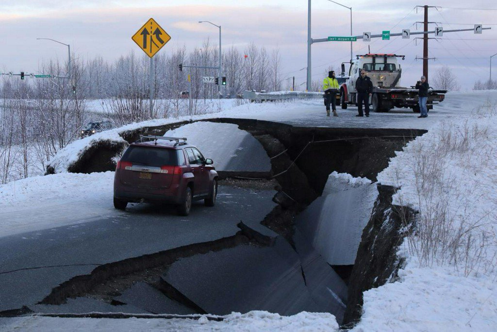Αλάσκα: Συγκλονιστικές εικόνες από τον σεισμό 7 Ρίχτερ (pics & vids)