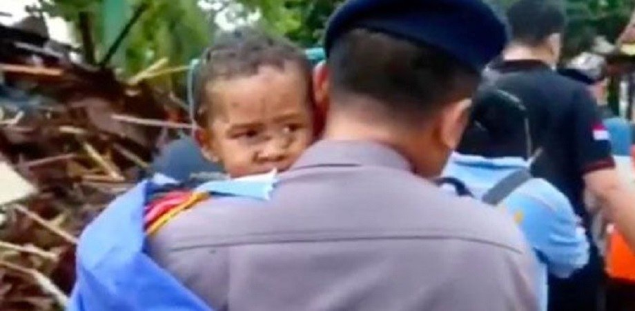 Ινδονησία: Ανέσυραν ζωντανό πεντάχρονο από τα ερείπια 12 ώρες μετά το φονικό τσουνάμι