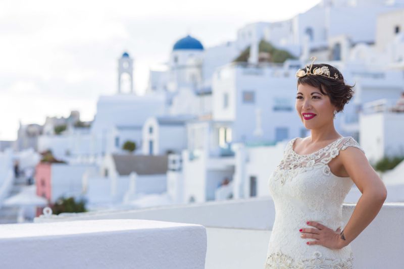 Γυναίκα παντρεύτηκε τον εαυτό της στη Σαντορίνη