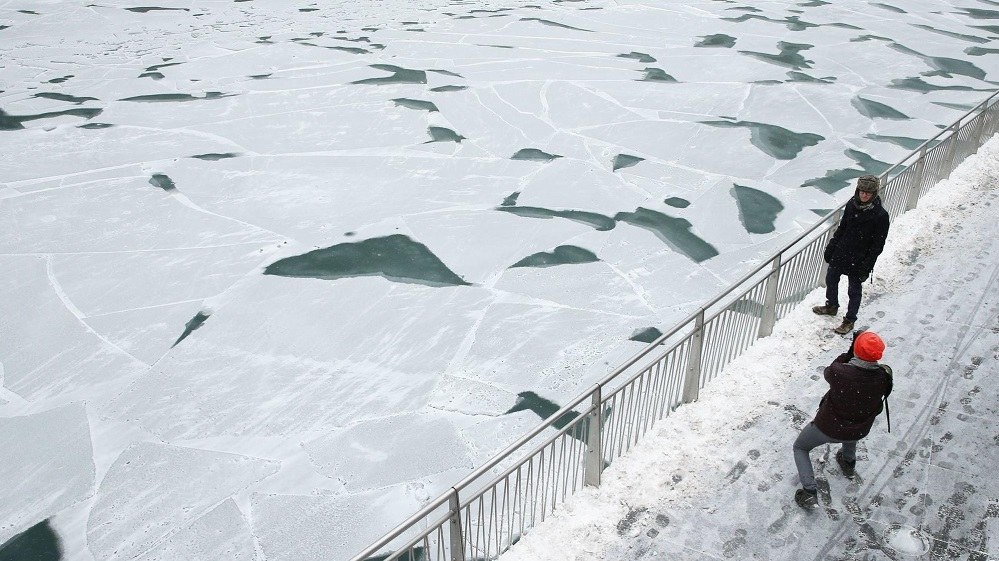 Έριξαν πέτρες σε μια παγωμένη λίμνη και το αποτέλεσμα έγινε viral παγκοσμίως