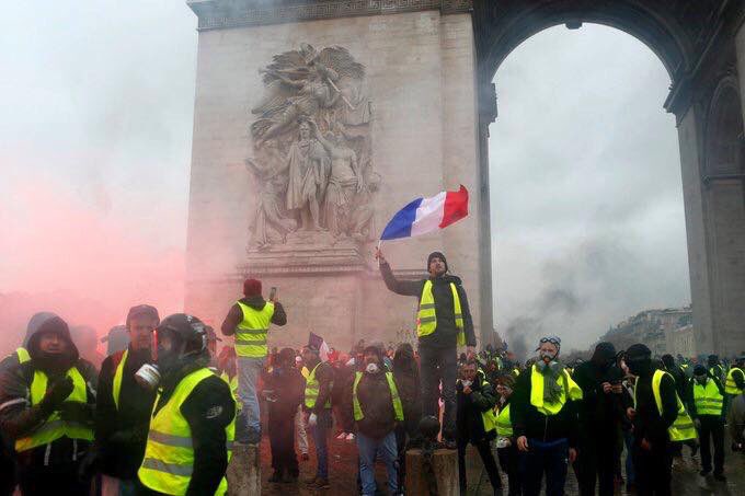 Γαλλία: Πεδίο μάχης το Παρίσι με πλαστικές σφαίρες! – Συγκλονιστικό φωτογραφικό υλικό (pics)