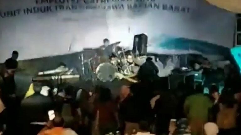 Ινδονησία: Τα κύματα «καταπίνουν» θεατές συναυλίας (vid)