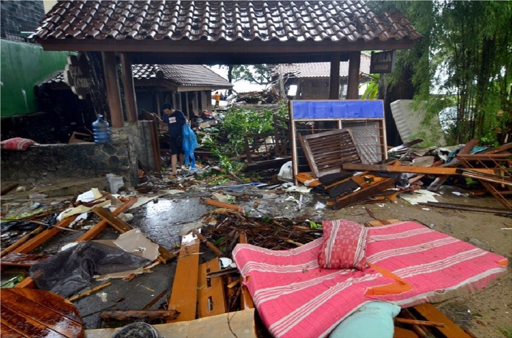 Ινδονησία: Ανεβαίνει ο αριθμός των νεκρών από το φονικό τσουνάμι (pics)