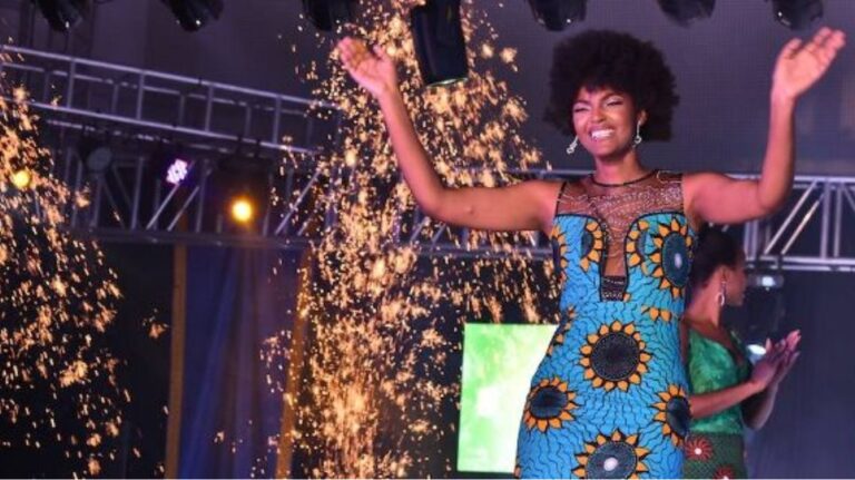 Σοκ: Πήραν φωτιά τα μαλλιά της Μις Αφρική λίγο μετά τη νίκη της (video)