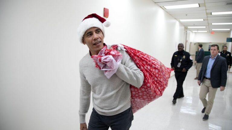 Άγιος Βασίλης ντύθηκε ο Ομπάμα (vid)