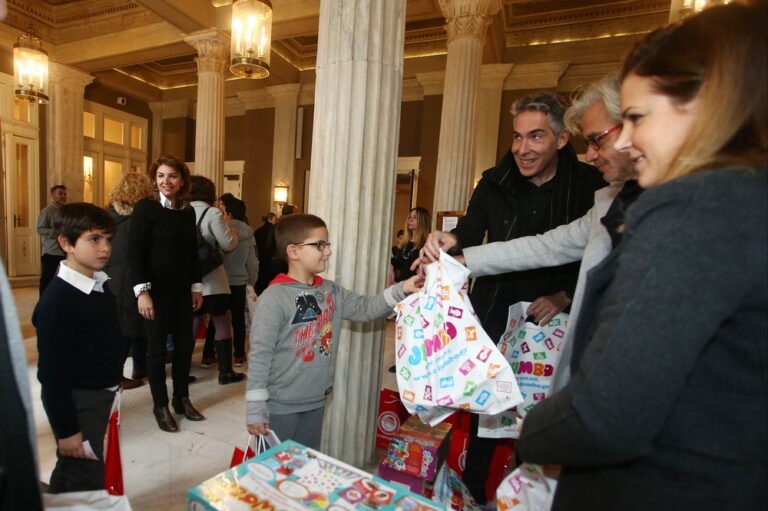 Ολυμπιακός: Μοίρασε δώρα και χαμόγελα (vid)