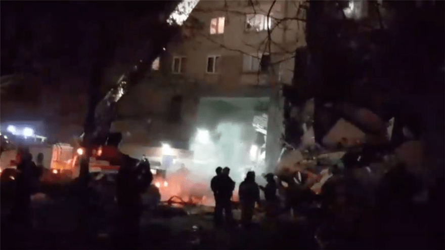 Ρωσία: Κατέρρευσε δεκαώροφη πολυκατοικία – 3 νεκροί και 79 αγνοούμενοι