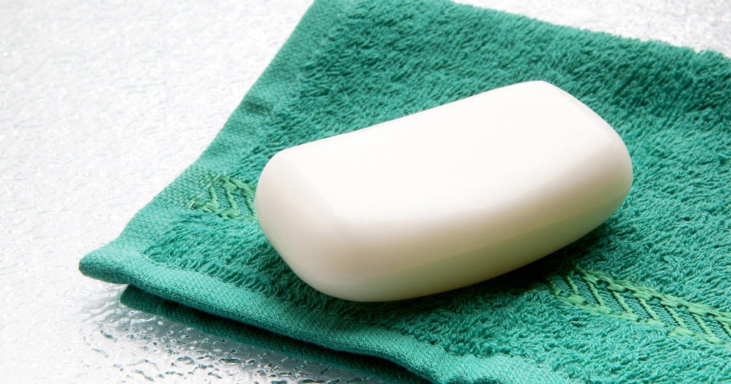 Αυτό το ήξερες; Τι θα συμβεί αν βάλεις ένα σαπούνι στο φούρνο μικροκυμάτων (vid)