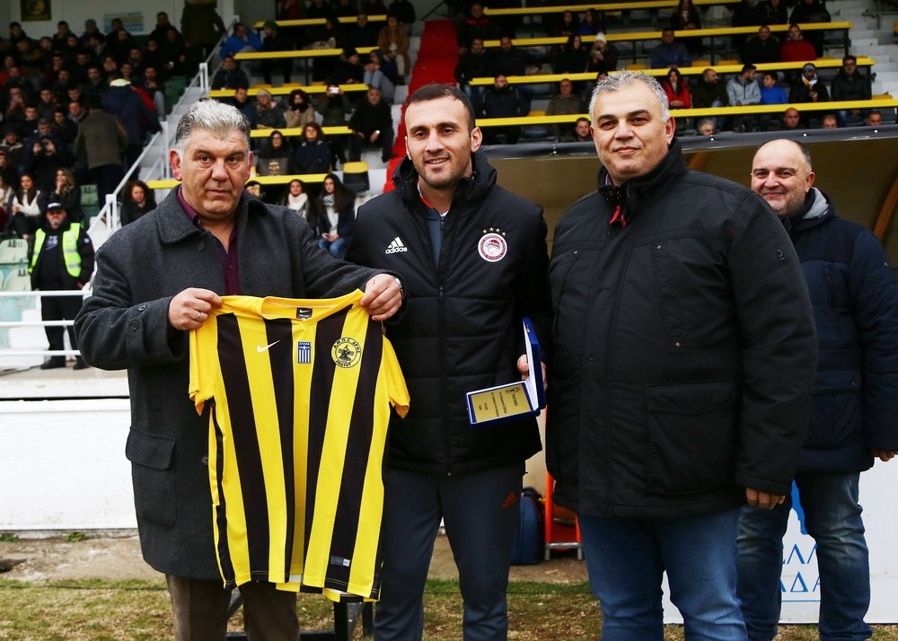 Ολυμπιακός: Ο Άρης Αβάτου βράβευσε τον Βασίλη Τοροσίδη