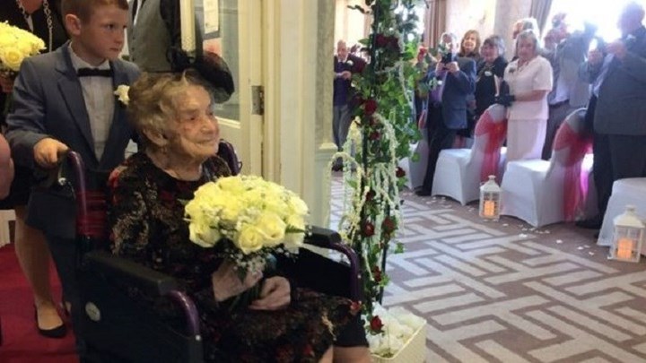 Η νύφη, 100 ετών, παντρεύτηκε τον 74χρονο σύντροφό της μετά από 30 χρόνια (pic)
