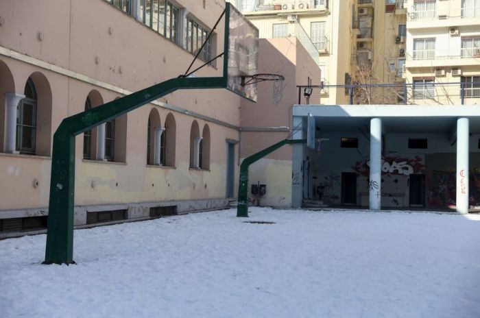 Δυτική Μακεδονία: Προβλήματα σε πολλά σχολεία από τις σφοδρές χιονοπτώσεις