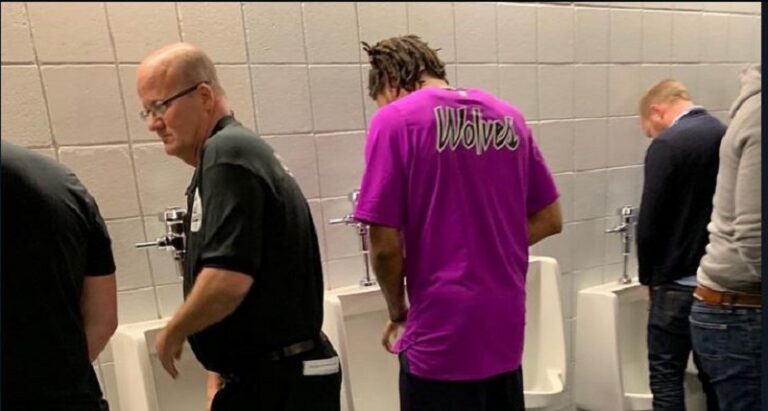 NBA: Ο Ντέρικ Ρόουζ στις δημόσιες τουαλέτες την ώρα του ματς! (pics)