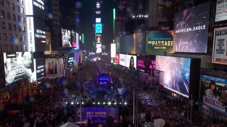 Η Πρωτοχρονιά μέσα από βίντεο: Με πυροτεχνήματα, λάμψη αλλά και τρόμο έγινε η αλλαγή του χρόνου