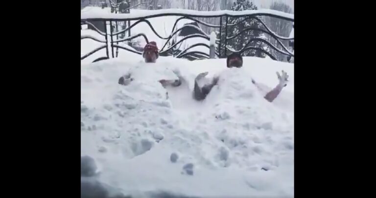 Επικός Μάρεκ Χάμσικ: Θάφτηκε στο χιόνι (σχεδόν) γυμνός (video)