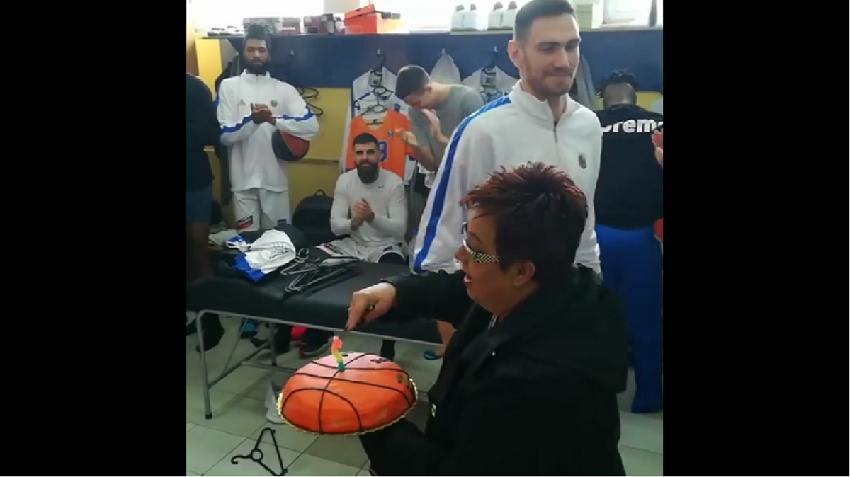 Τούρτα γενεθλίων στα αποδυτήρια της Κύμης για τον Πάρη Μαραγκό (video)