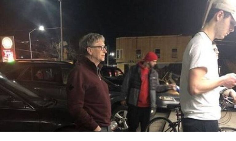 Μέχρι και ο Μπιλ Γκέιτς περιμένει στην ουρά για ένα χάμπουργκερ (pic)