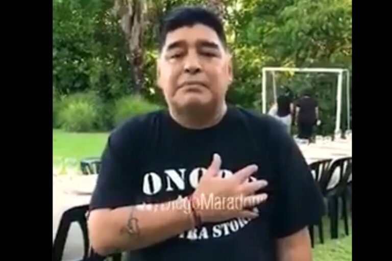Μαραντόνα: Μετά βίας συγκράτησε τα δάκρυά του στις πρωτοχρονιάτικες ευχές (vid)
