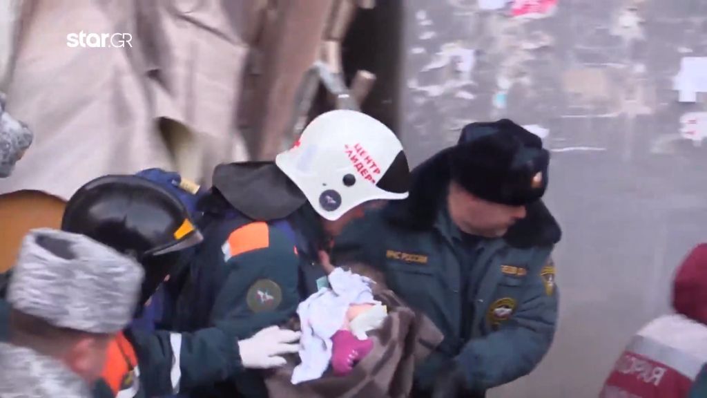Ώρες αγωνιάς για το μωρό που σώθηκε από έκρηξη σε πολυκατοικία (video)