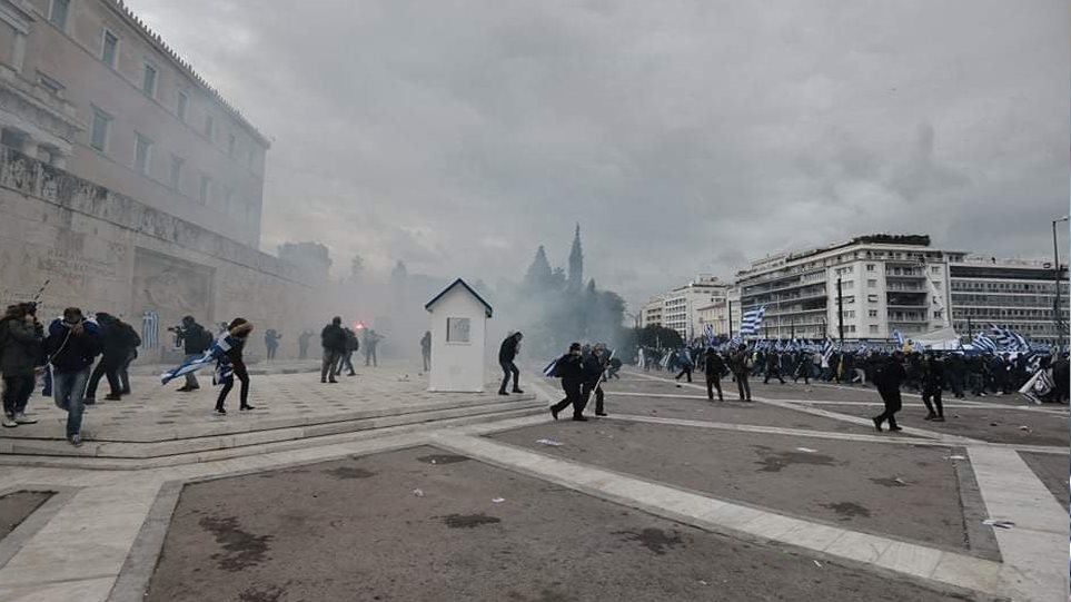 Μια χούφτα κουκουλοφόροι παίζουν θέατρο με την Αστυνομία για να διαλυθεί το συλλαλητήριο