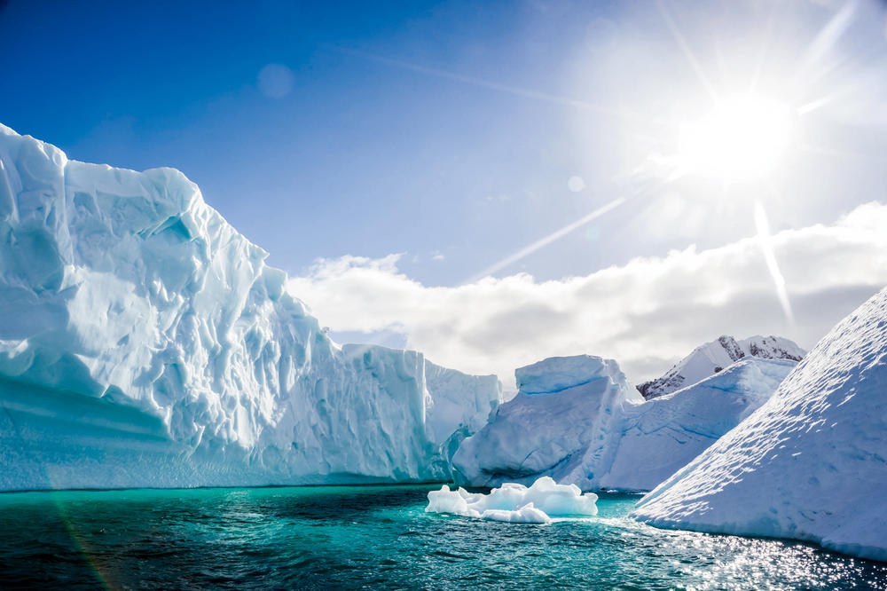 Οι πάγοι της Γροιλανδίας λιώνουν τέσσερις φορές πιο γρήγορα σήμερα από το 2003