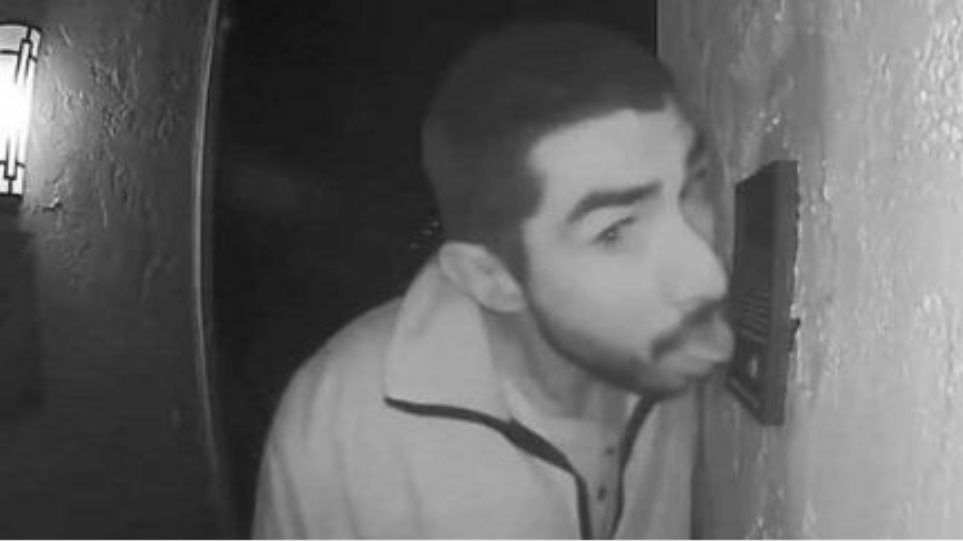 Η αστυνομία αναζητά άνδρα που έγλειφε ένα κουδούνι σπιτιού… επί τρεις ώρες! (video)