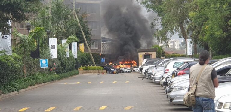 Ναϊρόμπι: Επίθεση με εκρήξεις σε ξενοδοχείο – Συγκλονιστικά βίντεο από το σημείο (pics & vid)