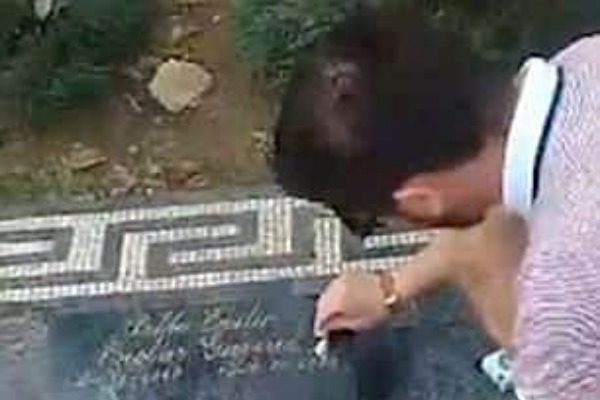 Προσποιήθηκε ότι παίρνει κοκαΐνη στον τάφο του Πάμπλο Εσκομπάρ και δεν ξαναείδε την οικογένειά του