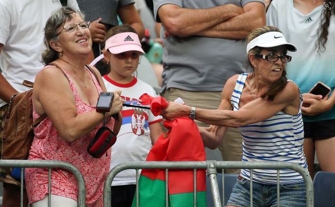 ΕΠΟΣ σε αγώνα τένις: Δυο κυρίες μάχονται για ένα headband! (vid)