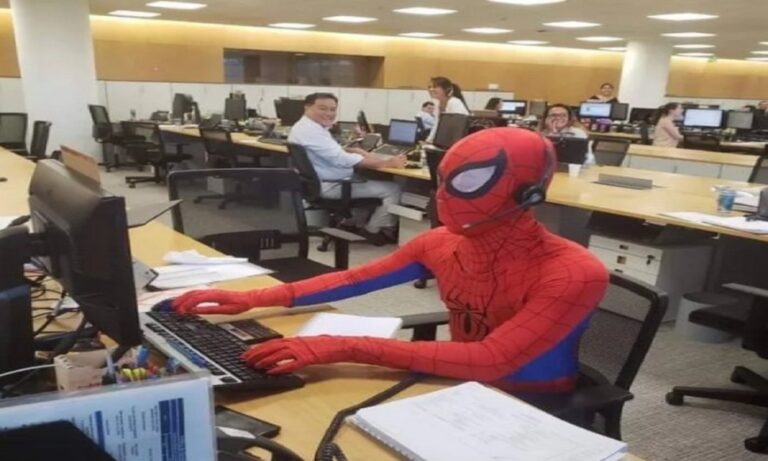 Παραιτήθηκε από την τράπεζα και πήγε ντυμένος Spiderman (pics/vid)