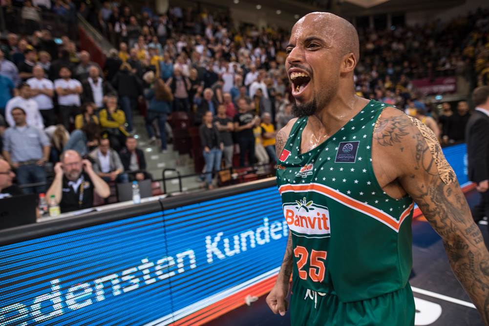 Θίοντορ: Τα δύσκολα χρόνια, η καταγγελία και η εντυπωσιακή σύζυγος (pics)