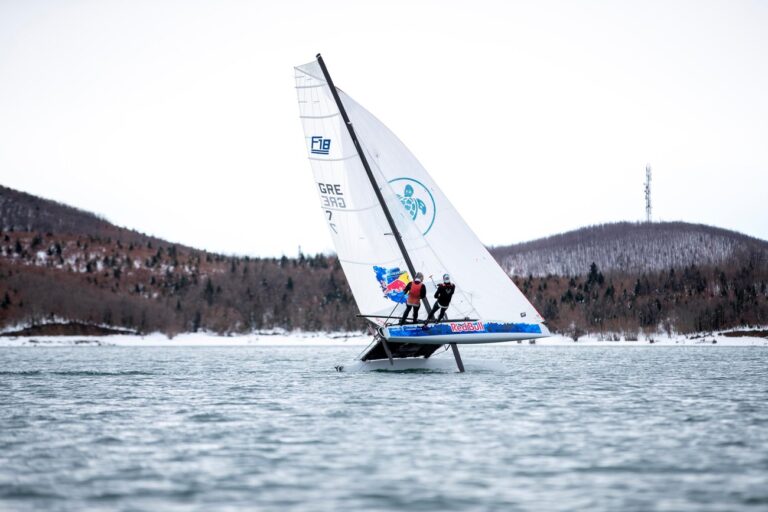 Ιστιοπλοΐα: Μαγικά πλάνα με προπόνηση στα χιόνια! (pics)