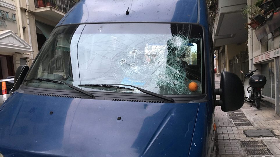 Επίθεση σε βαν της ΕΛΑΣ έξω από την ΑΣΟΕΕ – Αστυνομικός πυροβόλησε στον αέρα (pics)