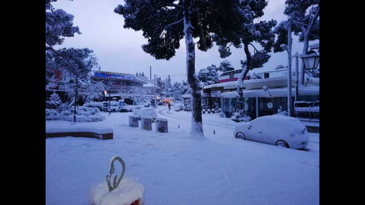 Συμβαίνει τώρα στο Χαλάνδρι – Συνεχίζεται η επέλαση του χιονιά (vid/pic)