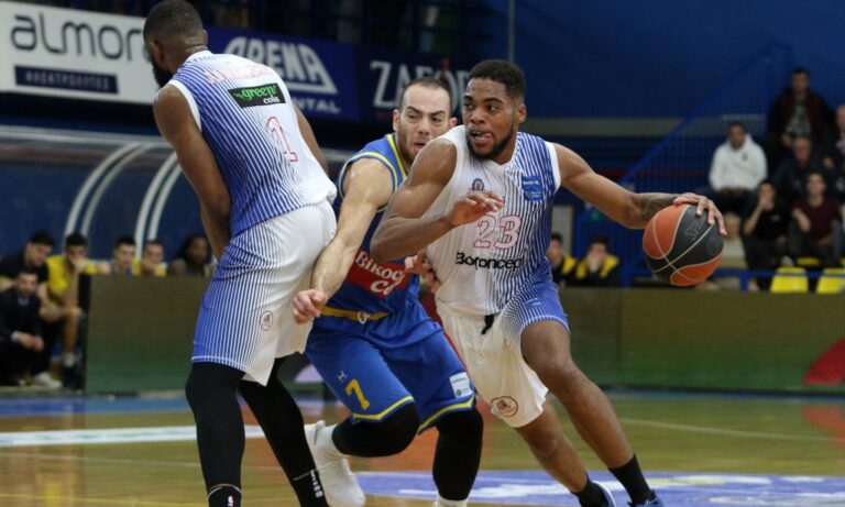 Χόκινς: «Παίζουμε ο ένας για τον άλλο»