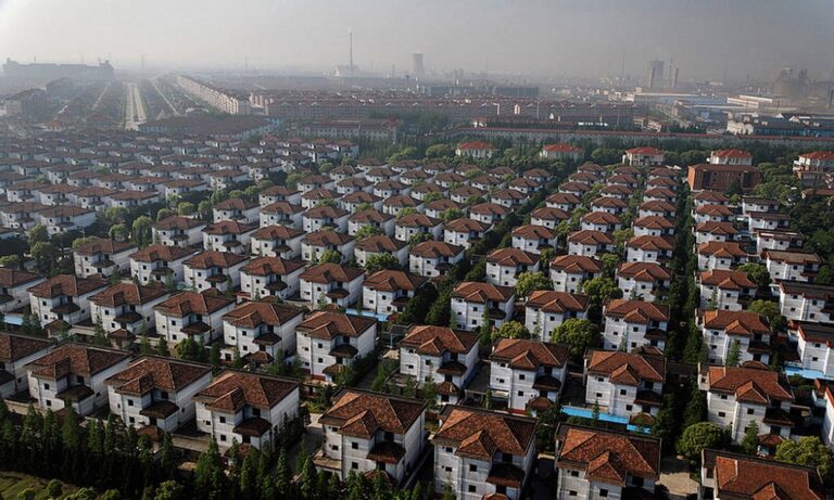 Το χωριό όπου όλοι έχουν δικό τους πολυτελές σπίτι, καλό αυτοκίνητο και καταθέσεις 250.000 δολαρίων