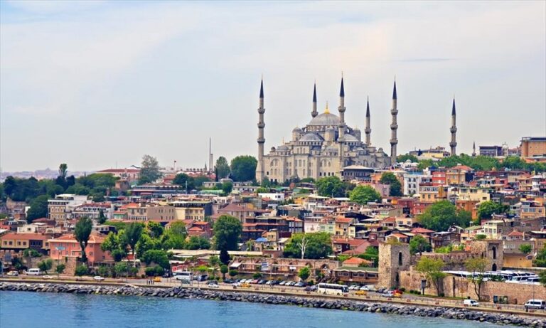 Κωνσταντινούπολη: Κατέρρευσε κτίριο – Φόβοι για πολλούς νεκρούς