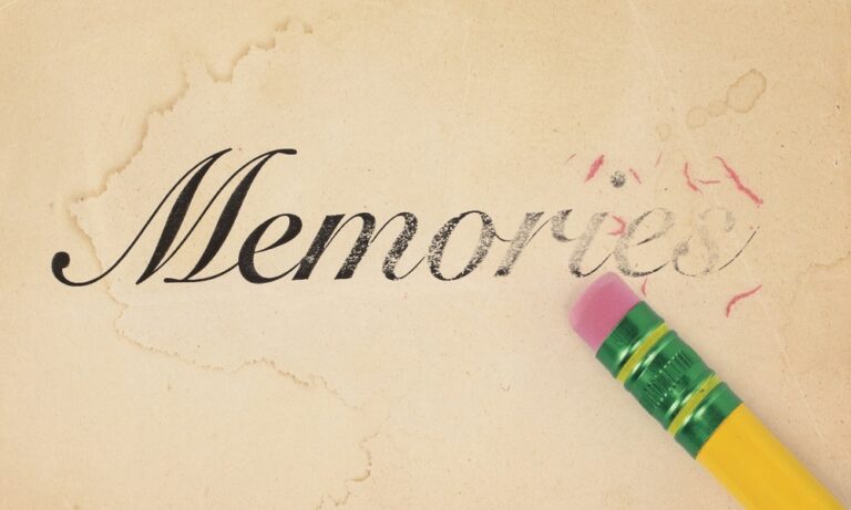 Οι πρώτες σου μνήμες…ίσως και να μην έχουν συμβεί ποτέ