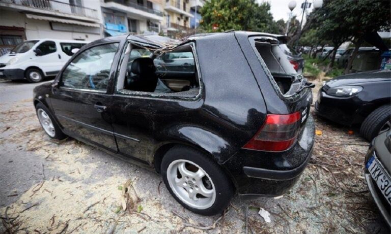 Έντονες οι καιρικές συνθήκες – Καταστράφηκαν οχήματα στη Νέα Σμύρνη από πτώση δέντρου (pics)