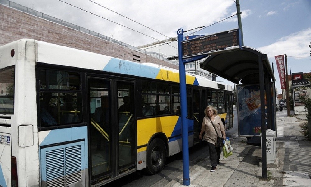 Επιβιβάστηκε στο λεωφορείο με το… μηχανάκι! (vid)