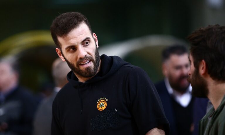 Νίκος Παππάς: Έσπασαν το αυτοκίνητό του στα Εξάρχεια (pic)