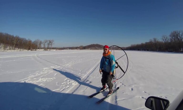 Παράτολμος σκιέρ κάνει σκι με… παραμοτέρ (vid)