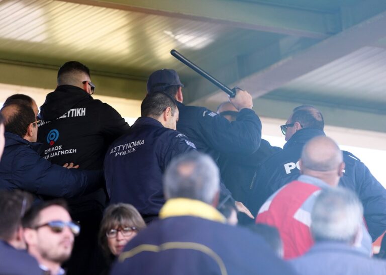 Οπαδός της Προοδευτικής «έλουσε» με νερά τον Ρουμπάκη! (pics)