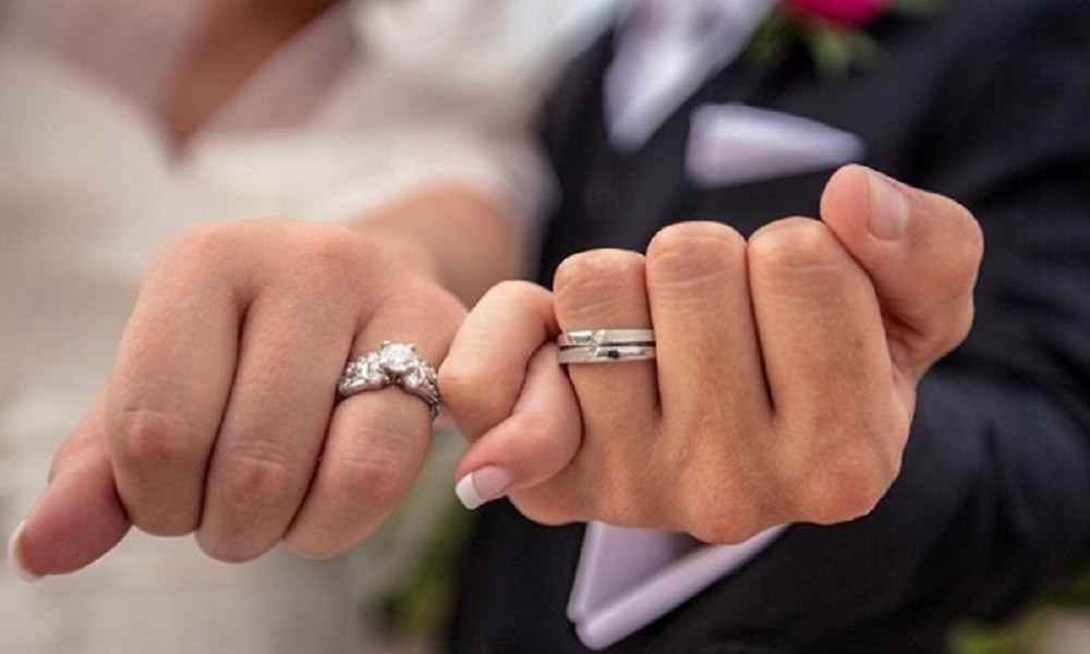 Ο πεθερός της προσέφερε 30.000 δολάρια για να παρατήσει τον σύζυγό της