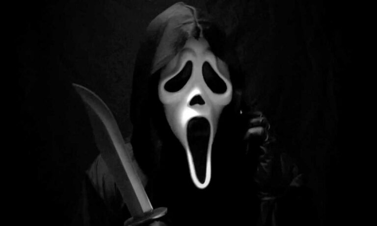 Κέρδισε το λαχείο κι εμφανίστηκε για τα κέρδη με τη μάσκα του…Scream (vid)