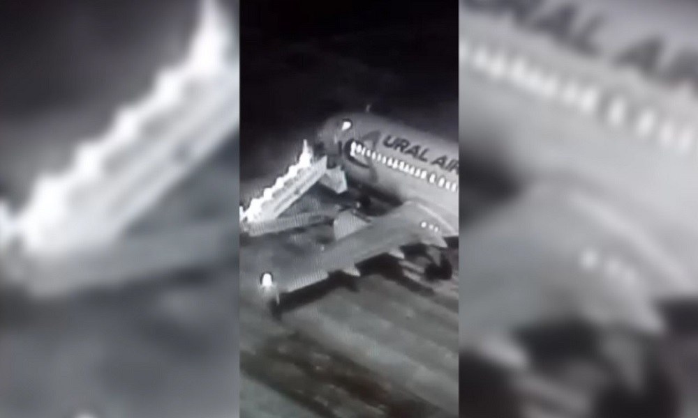 Τρομακτικό! Σκάλα αεροπλάνου καταρρέει τη στιγμή που ανεβαίνουν επιβάτες (vid)