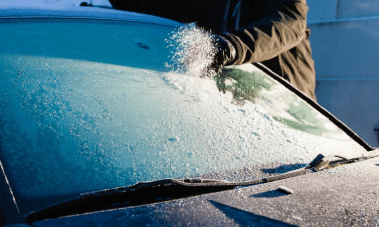 Έτσι θα καθαρίσετε τον πάγο από το παρμπρίζ του αυτοκινήτου